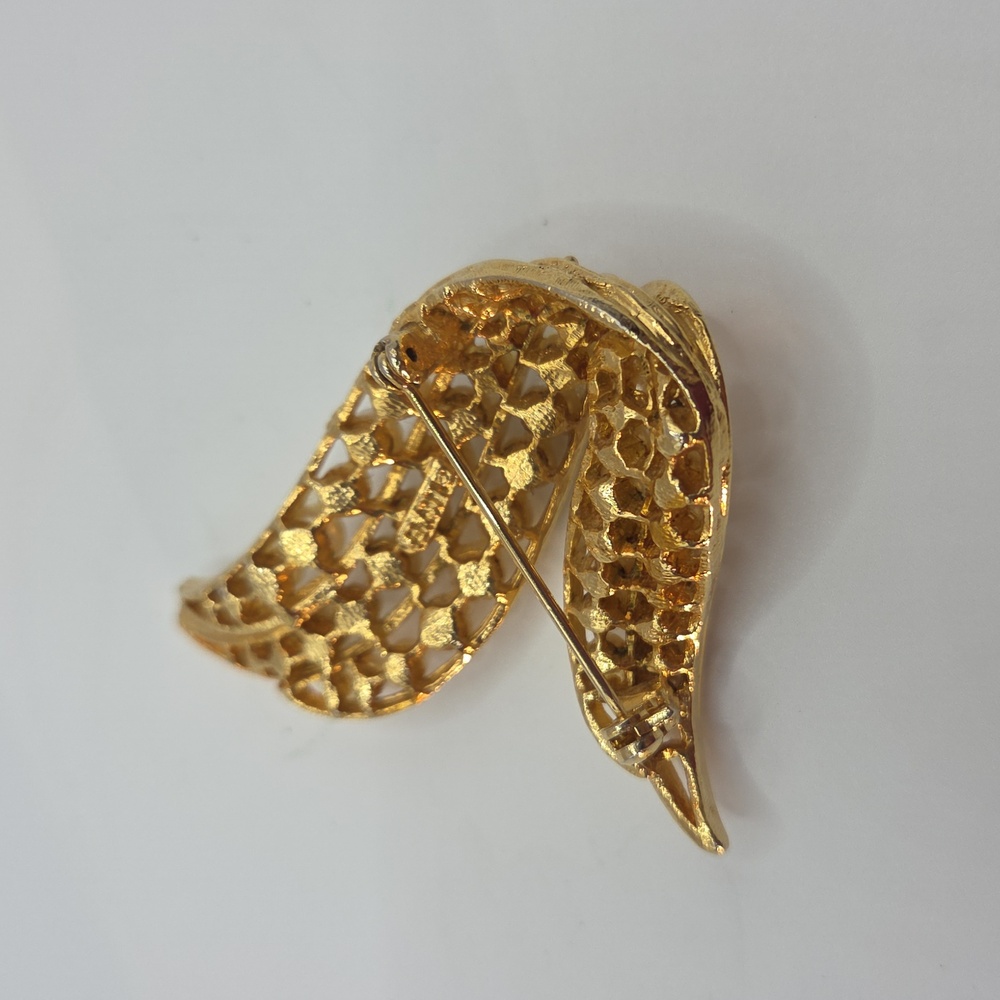 Lisner Vintage Gold and Pearl Wave Brooch - Picture 7 of 7